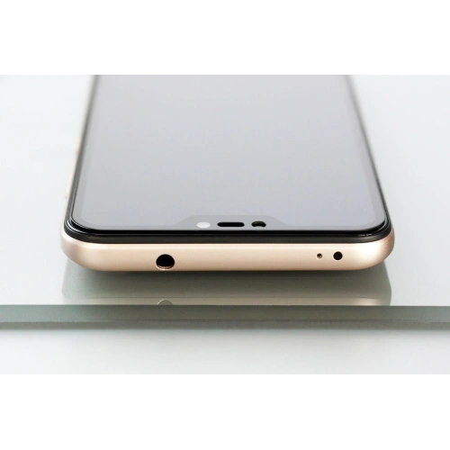 Szkło hartowane 3MK z bliska, ukazujące jego cienką grubość 0.3 mm.