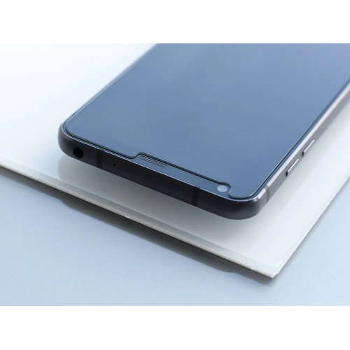 Szkło hartowane 3MK HardGlass na tle telefonu Apple iPhone 7 Plus.