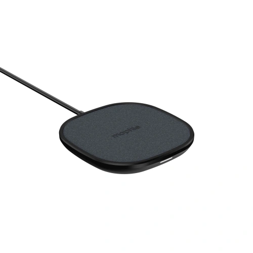 Blick auf das induktive Ladegerät Mophie mit einem 1,5 m langen Kabel im Lieferumfang.