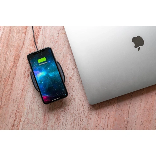 Nahaufnahme des drahtlosen Ladegeräts Mophie mit der Kennzeichnung 15W und dem Markenlogo.