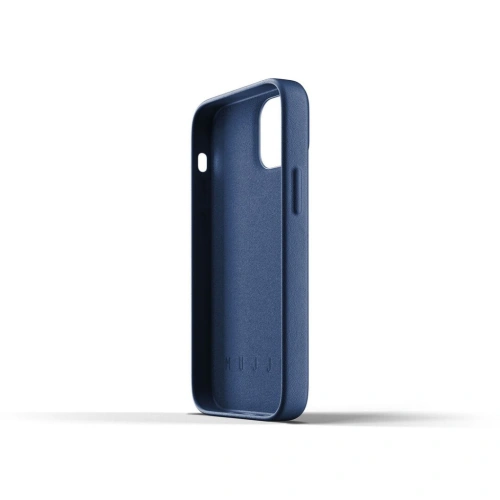 Η θήκη Mujjo τοποθετημένη στο Apple iPhone 13 mini, παρουσιάζοντας κομψό σχεδιασμό.
