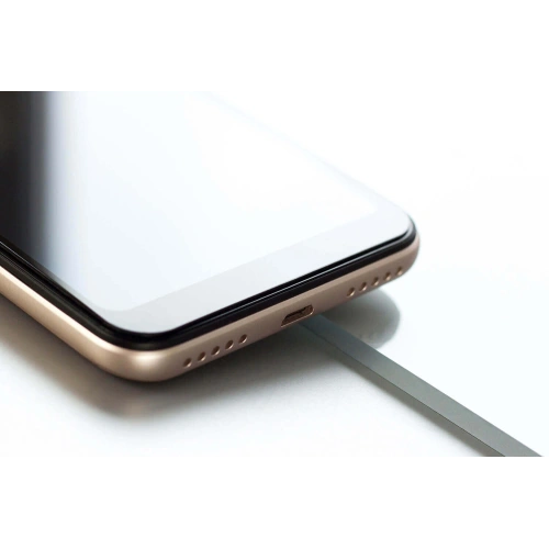 Zbliżenie na szkło hartowane 3MK, pokazujące jego wytrzymałość i jakość wykonania.