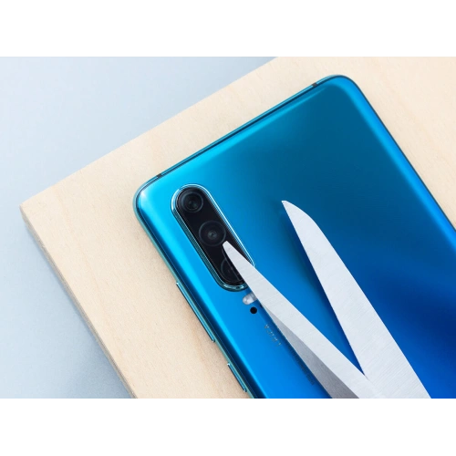 Szkło hybrydowe 3MK, kt&oacute;re chroni obiektyw aparatu przed zarysowaniami i uszkodzeniami.