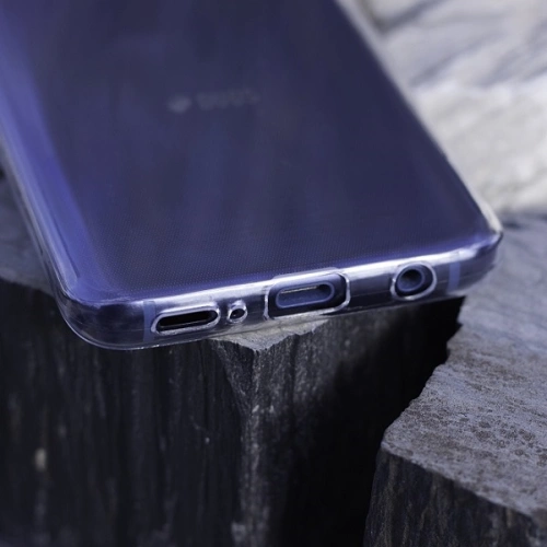 Etui 3MK Clear Case zamontowane na telefonie Xiaomi Redmi 9, zapewniające stylowy wygląd.