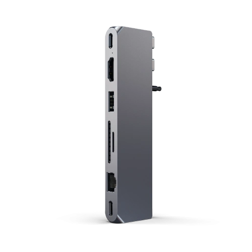Vedere a adapterului Satechi Pro Hub Max cu diverse porturi, ideal pentru MacBook.