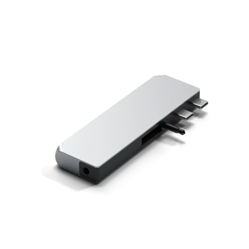 Vedere a adaptorului HUB Satechi Pro Hub mini cu cabluri conectate la MacBook.
