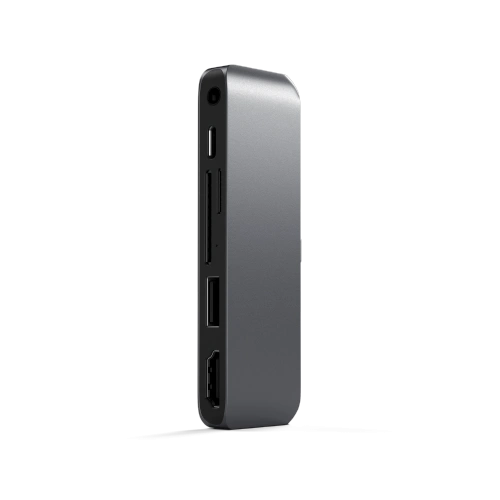 Hub Satechi USB-C în culoarea space gray, cu porturi HDMI și USB-A vizibile.