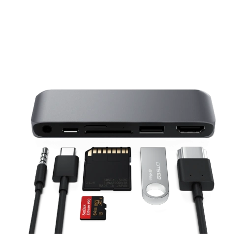 Prim-plan al hub-ului Satechi USB-C, arătând cititorul de carduri micro/SD și portul jack.