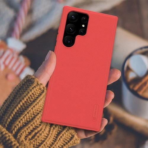 Etui Nillkin Super Shield Pro w czerwonym kolorze, zamontowane na Samsung Galaxy S23 Ultra.