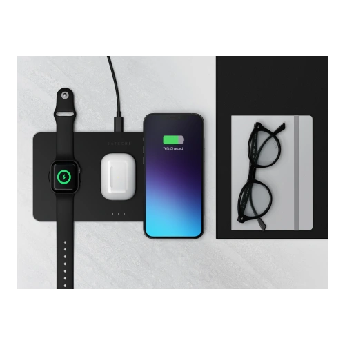 Ładowarka Satechi Trio w użyciu, ładowanie iPhone'a, Apple Watcha i AirPods jednocześnie.