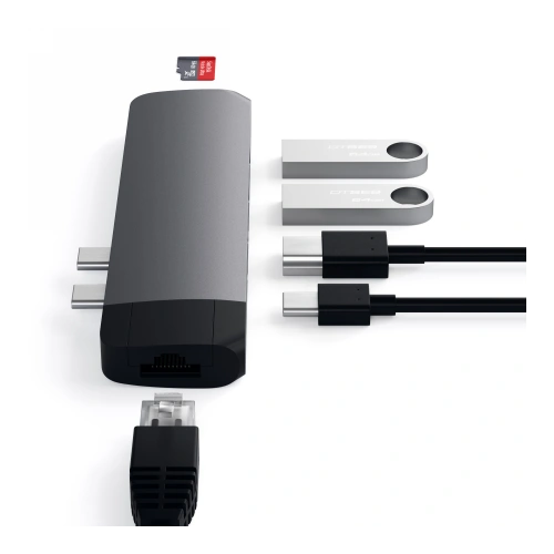 Hub Satechi Type-C Pro w użyciu z MacBookiem, pokazujący podłączenie HDMI 4K.