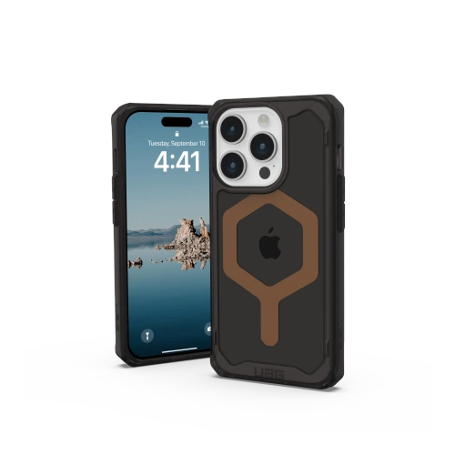 Η θήκη UAG για το Apple iPhone 15 Pro σε αποχρώσεις μαύρου και καφέ, τοποθετημένη στο τηλέφωνο.