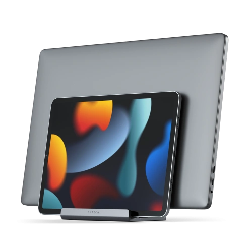 Aluminiumständer Satechi im Einsatz, der Laptop und iPad vertikal hält und Platz auf dem Schreibtisch spart.