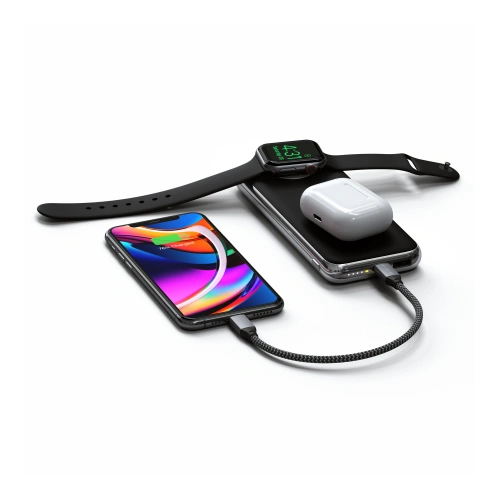 Zbliżenie na powerbank Satechi Quatro z widocznym portem USB-C oraz przewodem 1m.