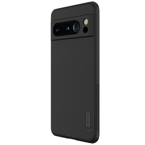 Etui Nillkin Super Frosted Shield Pro na minimalistickém pozadí, zdůrazňující jeho eleganci.