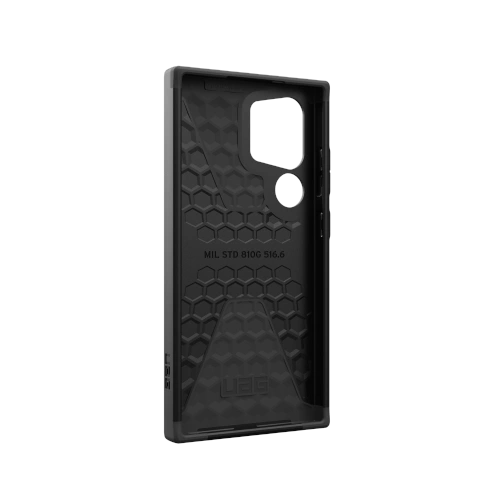 Zbliżenie na etui UAG, ukazujące jego wytrzymałą strukturę i design.