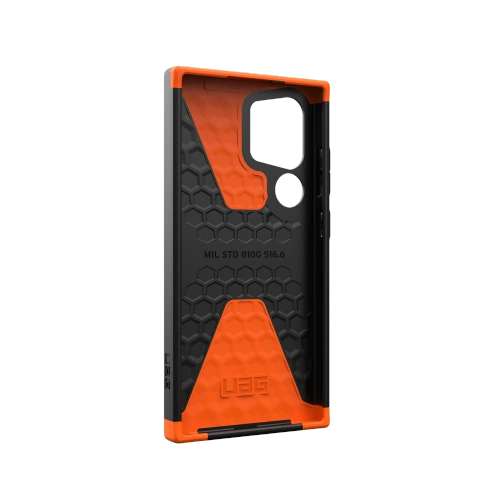 Zbliżenie na etui UAG, ukazujące detale i teksturę materiału.