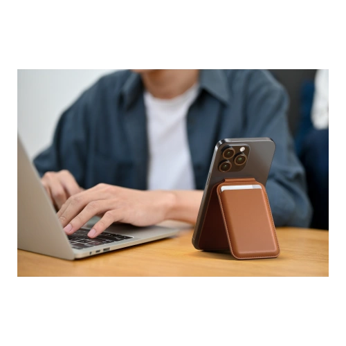 Stílusos telefonállvány, vegán bőrből, elegáns barna árnyalatban.