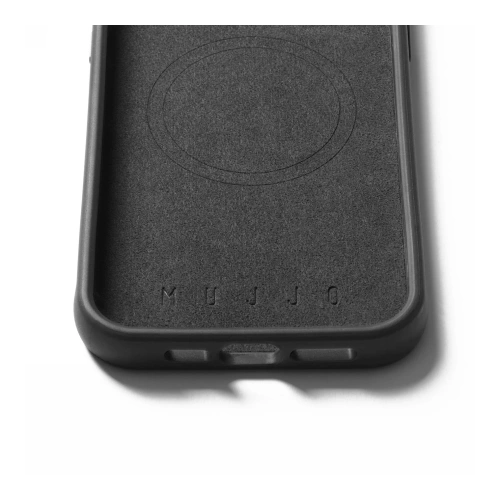 Etui Mujjo Impact Case umieszczone na biurku, obok Apple iPhone 15 Pro Max.