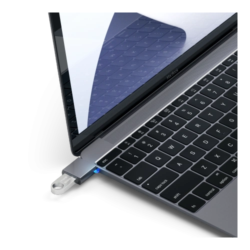 Zbliżenie na adapter Satechi, ukazujące porty USB-C i USB-A w minimalistycznej obudowie.