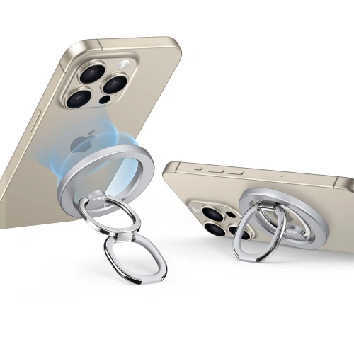 Srebrny uchwyt ESR Halolock MagSafe zamontowany na telefonie w ręce użytkownika.