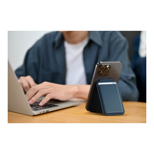 Portfel Satechi z wegańskiej sk&oacute;ry, ukazujący praktyczną funkcję podstawki.