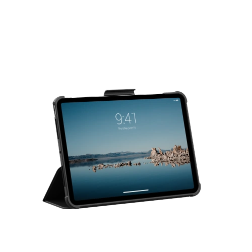 Zbliżenie na etui UAG z przezroczystymi akcentami, podkreślającymi nowoczesny design.