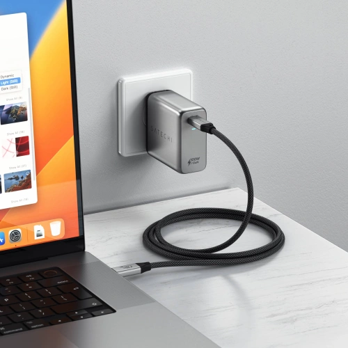 Prim-plan cu conectorii cablului USB-C Satechi, arătând execuția precisă.