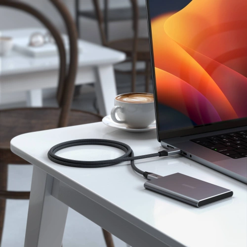 Cablul Satechi USB 4.0 cu sarcină maximă de 240W, ideal pentru dispozitive avansate.