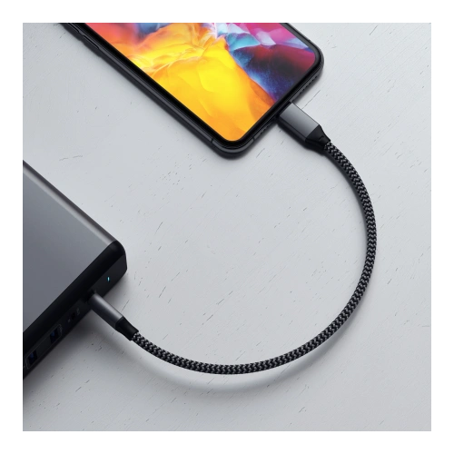 Cablul Satechi USB-C / Lightning de 25 cm în culoarea gri elegant, perfect pentru conectarea dispozitivelor Apple.