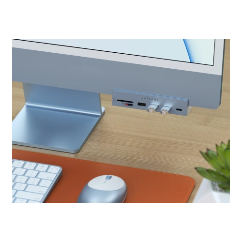 Zbliżenie na adapter Satechi USB-C, pokazujące jego kompaktowy design i funkcjonalność.