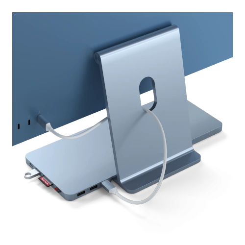 Stația de docare Satechi Slim Dock plasată lângă Apple iMac 24.