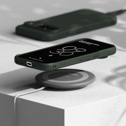 Etui Ringke Onyx w ciemnozielonym kolorze na tle naturalnym, podkreślające design.