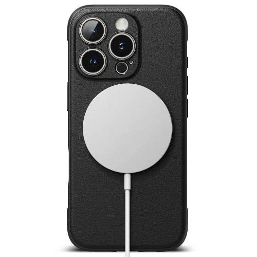 Czarne etui Ringke Onyx z wyraźnym logo, dopasowane do iPhone 16 Pro, chroni przed zarysowaniami i upadkami.