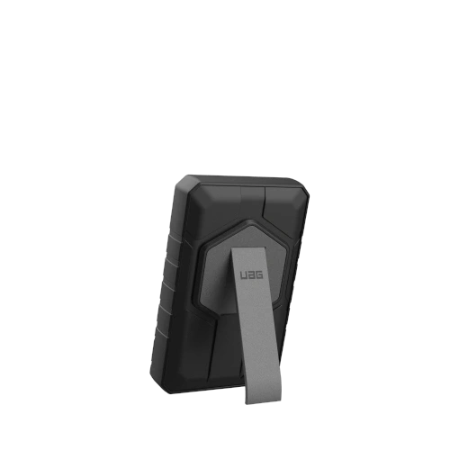 Zbliżenie na porty i przyciski powerbanku UAG Urban Armor Gear 10W.