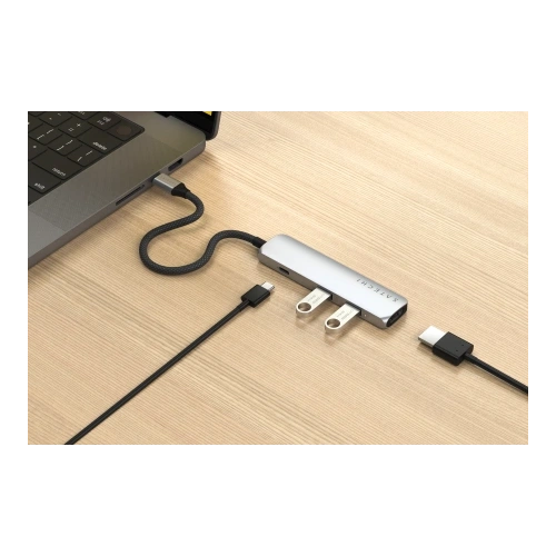 Vedere asupra HUB-ului Satechi 4-in-1, arătând designul său subțire și funcționalitatea în birou.
