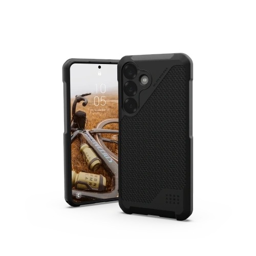 Etui UAG z modułem magnetycznym, prezentujące funkcjonalność MagSafe w codziennym użytkowaniu.