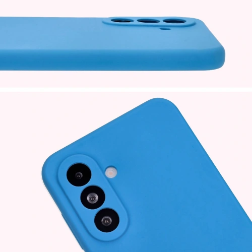 Etui Bizon Soft Case w niebieskim kolorze, umieszczone na stole obok telefonu Samsung Galaxy A56 5G.