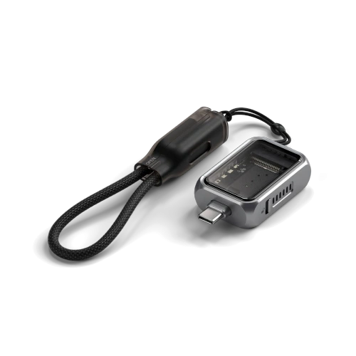 Opakowanie adaptera Satechi Mini NVMe SSD Enclosure w eleganckim odcieniu space gray.