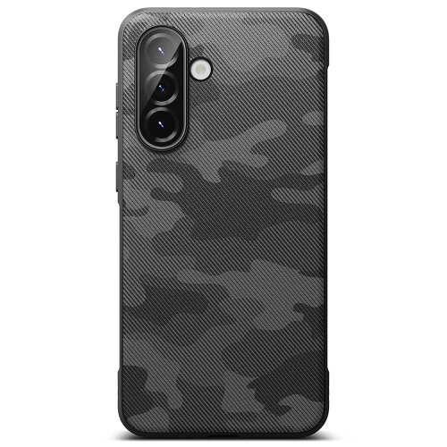 Etui Ringke Onyx na tle kamuflażu, podkreślające jego stylowy design
