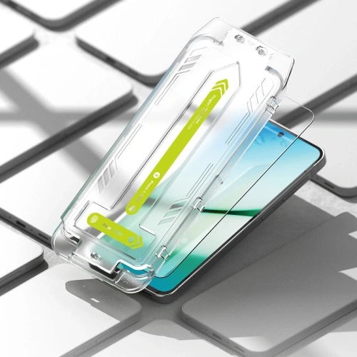 Szkło hartowane Ringke Easy Slide ukazujące idealne dopasowanie do telefonu