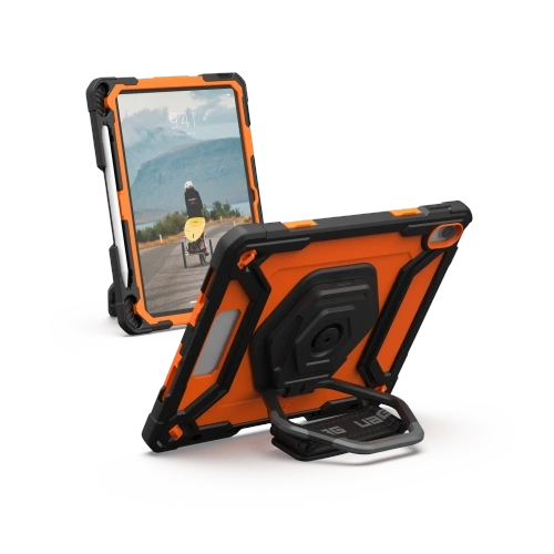 Etui UAG na stole, z funkcją kickstand, zapewniające wygodne korzystanie z iPada.