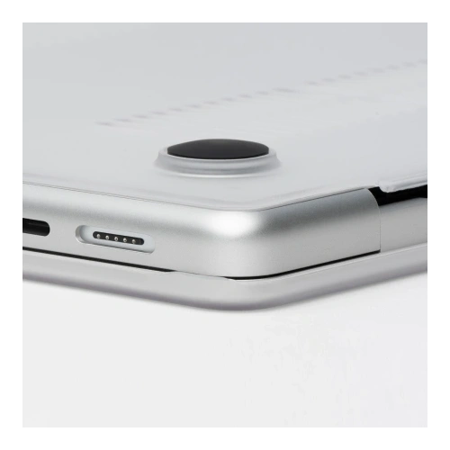 Zbliżenie na przezroczystą obudowę ZAGG Hardshell, pokazujące detale i materiał hybrydowy.