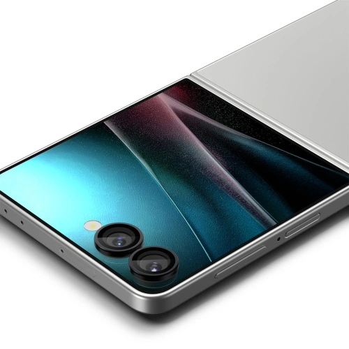 Aplikacja szkła hartowanego na aparat Samsung Galaxy Z Flip 7 w trakcie instalacji