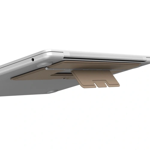 Podstawka pod laptopa Nillkin Dualwing na biurku, w użyciu z laptopem.