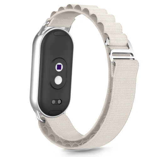 Zbliżenie na beżowy pasek nylonowy Tech-Protect z logo, idealny do Xiaomi Smart Band 8-10, zapewniający komfort noszenia.