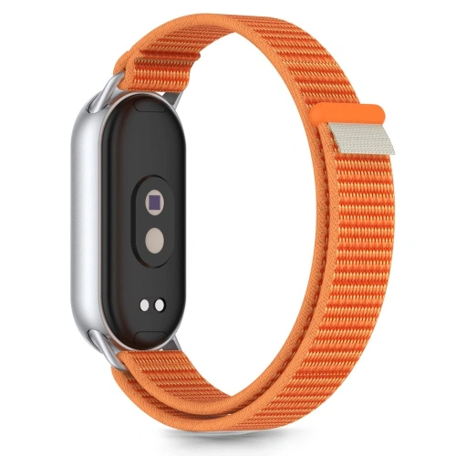Zbliżenie na pasek z nylonu w kolorze pomarańczowym, dopasowany do Xiaomi Smart Band.
