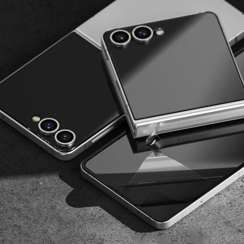 Zestaw trzech folii ochronnych, które zapewniają doskonałą odporność na zarysowania.