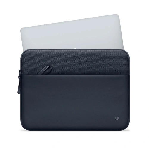 Granatowa torba Tech-Protect Sleeve na tle biurka