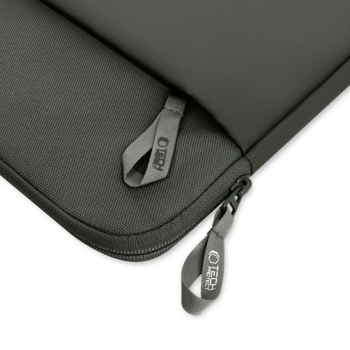 Torba Tech-Protect Sleeve na tle biurowym, gotowa do transportu laptopa